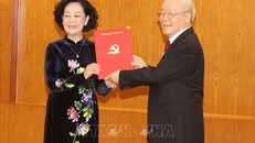Tổng Bí thư Nguyễn Phú Trọng trao Quyết định cho đồng chí Trương Thị Mai, Ủy viên Bộ Chính trị, Thường trực Ban Bí thư. Ảnh: Trí Dũng/TTXVN