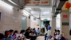 Người bệnh chờ chụp cắt lớp vi tính tại Bệnh viện Bạch Mai. (Ảnh: T.G/Vietnam+)