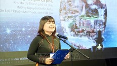 Phó Chủ tịch UBND tỉnh Đắk Lắk, Phó Trưởng Ban Tổ chức Lễ hội Cà phê Buôn Ma Thuột lần thứ 8 H’Yim Kđoh phát biểu khai mạc triển lãm. 