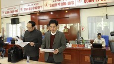 Đoàn công tác Ban Chỉ đạo cải cách hành chính của Chính phủ kiểm tra Bộ phận một cửa của thành phố Cao Bằng, tỉnh Cao Bằng. (Ảnh: Chu Hiệu/TTXVN)