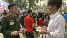 Thí sinh tham dự ngày hội tư vấn xét tuyển năm 2023. Ảnh: Lê Vân.