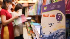 Phó Thủ tướng Trần Hồng Hà yêu cầu Bộ Giáo dục và Đào tạo chủ động thực hiện các giải pháp bảo đảm đầy đủ sách giáo khoa, không để hiện tượng khan hiếm, thiếu sách giáo khoa cho năm học mới 2023 - 2024. Ảnh: Thanh Tùng/TTXVN