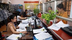 Cán bộ, nhân viên tại Chi cục Thuế khu vực Phổ Yên - Phú Bình, Thái Nguyên. (Ảnh: Danh Lam/TTXVN)