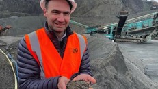 Ông Jim Mann gọi những vụn đá bazan này là "bụi ma thuật". Ảnh: BBC