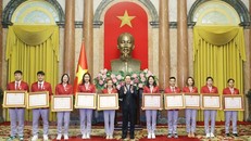 Chủ tịch nước Võ Văn Thưởng trao tặng Huân chương Lao động hạng Nhì và hạng Ba cho các vận động viên tham dự SEAGames 32. (Ảnh: Thống Nhất/TTXVN)