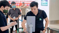 Hành khách tự nguyện làm thủ tục sinh trắc học tại sân bay Nội Bài. (Ảnh: CTV/Vietnam+)