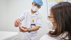 Nhân viên y tế hướng dẫn tiêm vaccine cho người dân. (Ảnh minh hoạ: PV/Vietnam+)