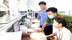 Lực lượng chức năng tiến hành khám xét các phòng khám đa khoa có liên quan đến việc khám xét nhiều cơ sở khám chữa bệnh làm giả giấy chứng nhận bệnh án để nghỉ việc nhằm hưởng bảo hiểm xã hội.