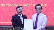 Phó Thủ tướng Trần Lưu Quang trao quyết định bổ nhiệm Thứ trưởng Bộ Nông nghiệp và Phát triển nông thôn cho ông Hoàng Trung. (Ảnh: Lâm Khánh/TTXVN)