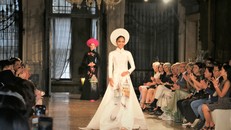 Các người mẫu trình diễn show diễn thời trang Armonia của nhà thiết kế Hoàng Hải.