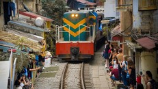 Phố càphê đường tàu đã bị rào chặn các lối đi nhằm không kinh doanh khách du lịch