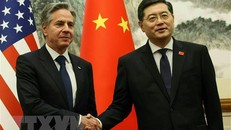 Bộ trưởng Ngoại giao Trung Quốc Tần Cương (phải) và người đồng cấp Mỹ Antony Blinken tại cuộc gặp ở Bắc Kinh ngày 18/6/2023. (Ảnh: AFP/TTXVN)