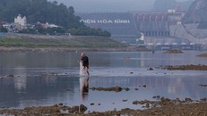 Trong những tháng đầu năm 2023, hạ lưu thuỷ điện Hoà Bình sụt giảm lượng nước nghiêm trọng. (Ảnh: TTXVN)