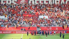 Các nữ tuyển thủ Việt Nam ra biên tri ân đông đảo khán giả tới cổ vũ. 