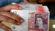 Kiểm đồng bảng Anh tại cửa hàng giao dịch ngoại hối ở Kuwait City. Ảnh tư liệu: AFP/TTXVN