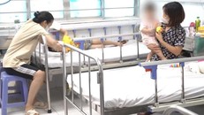 Trẻ mắc tay chân miệng phải nhập viện điều trị tại Bệnh viện Nhi Trung ương. Ảnh: PV