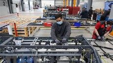 Công nhân làm việc tại một nhà máy ở Herten, Đức. (Ảnh: AFP/TTXVN)