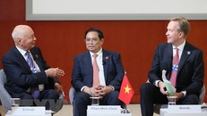 Thủ tướng Phạm Minh Chính trao đổi với Nhà sáng lập kiêm Chủ tịch Điều hành Diễn đàn Kinh tế Thế giới (WEF) Klaus Schwab (bên trái) và Chủ tịch Diễn đàn Kinh tế Thế giới (WEF) Børge Brende. (Ảnh: Dương Giang/TTXVN)