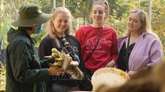 Du khách tham quan, tìm hiểu tại Cơ sở bảo tồn gấu Ninh Bình. Ảnh: Thùy Dung/TTXVN