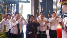 Các đại biểu dâng hương tưởng nhớ Đức lễ thành hầu Nguyễn Hữu Cảnh.