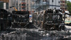 Xe buýt bị người biểu tình đốt phá tại Aubervilliers, phía Bắc Paris, Pháp ngày 30/6/2023. (Ảnh: THX/TTXVN)