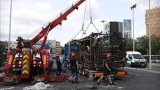 Xe buýt bị người biểu tình đốt phá tại Aubervilliers, phía Bắc Paris, Pháp ngày 30/6/2023. Ảnh: THX/TTXVN