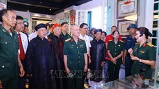 Đại tướng Phạm Văn Trà với các đại biểu tham quan Bảo tàng Đại tướng Nguyễn Chí Thanh tại Hà Nội. Ảnh: Văn Điệp/TTXVN