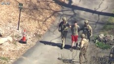 Các đặc vụ FBI bắt giữ Jack Teixeira, ngày 13/4. (Ảnh: WCVB-TV / ABC/ Reuters.)