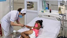 Bệnh nhi được chăm sóc tại Bệnh viện Đa khoa tỉnh Ninh Thuận. Ảnh: TTXVN phát