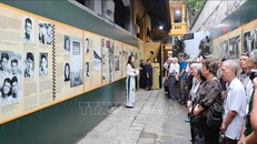 Đại biểu nghe thuyết minh trưng bày với ba nội dung: Tuổi xanh nơi ngục lửa, Ngọn lửa Thành đồng, Ký ức không phai. Ảnh: Thanh Tùng/TTXVN