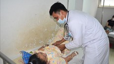 Theo dõi sát diễn biến sốt xuất huyết để điều trị kịp thời