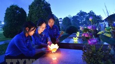 Thắp nến tri ân các Anh hùng Liệt sỹ. (Nguồn: TTXVN)