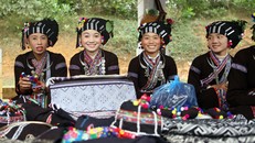 Trang phục của phụ nữ Lự rất cầu kỳ và độc đáo. Ảnh tư liệu: Trịnh Bộ/TTXVN