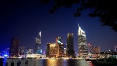 Trung tâm Thành phố Hồ Chí Minh lung linh bên sông Sài Gòn. (Ảnh: Hồng Đạt/TTXVN)