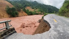 Khu vực bị sạt lở taluy âm trên tuyến Quốc Lộ 4H tại Km198+289 ở tỉnh Lai Châu. (Ảnh: TTXVN phát)