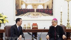 Chủ tịch nước Võ Văn Thưởng với Tổng Giám mục Nguyễn Năng, Chủ tịch Hội đồng Giám mục Việt Nam, Tổng Giám mục Tổng Giáo phận Thành phố Hồ Chí Minh. (Ảnh: Thống Nhất/TTXVN)