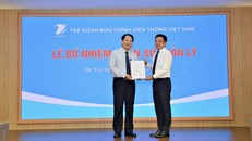 Ông Huỳnh Quang Liêm Tổng giám đốc Tập đoàn VNPT trao quyết định bổ nhiệm cho ông Nguyễn Văn Tấn (bên trái)