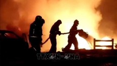 Lực lượng cứu hỏa dập lửa tại hiện trường vụ nổ trạm xăng ở CH Dagestan, thuộc LB Nga ngày 14/8/2023. Ảnh: AFP/TTXVN