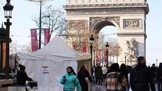 Một điểm xét nghiệm nhanh COVID-19 tại Paris, Pháp. (Ảnh: THX/TTXVN)