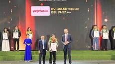 Ông Nguyễn Đức Thịnh, Phó tổng giám đốc Vietjet nhận chứng nhận thương hiệu giá trị nhất Việt Nam 2023 (ảnh: N.T)