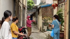 Cán bộ y tế của Hà Nội xuống ổ dịch sốt xuất huyết để hướng dẫn người dân phòng bệnh. Ảnh: TTXVN