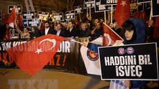 Biểu tình bên ở Ankara, Thổ Nhĩ Kỳ, phản đối hành động đốt kinh Koran, ngày 21/3/2023. (Ảnh: AFP/TTXVN)