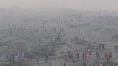 Sương khói dày đặc vào sáng sớm bên bờ sông Yamuna tại New Delhi (Ấn Độ) ngày 31/10/2022. Ảnh: Reuters 