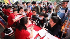 Thí sinh nghe tư vấn tuyển sinh trực tiếp mùa tuyển sinh đại học 2023. Ảnh: TTXVN