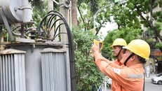 Nhân viên EVN kiểm tra vận hành thiết bị điện. (Ảnh: PV/Vietnam+)