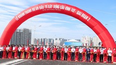 Thủ tướng Chính phủ Phạm Minh Chính và các lãnh đạo Ủy ban Nhân dân thành phố Hà Nội cắt băng khánh thành Cầu Vĩnh Tuy giai đoạn 2. (Ảnh: Việt Hùng/Vietnam+)