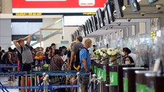 Hành khách làm thủ tục tại quầy check-in của hãng hàng không Bamboo Airways. Ảnh: Huy Hùng/TTXVN