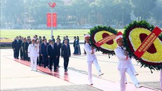 Các đồng chí lãnh đạo, nguyên lãnh đạo Đảng, Nhà nước đặt vòng hoa và vào Lăng viếng Chủ tịch Hồ Chí Minh.