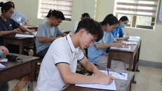 Thí sinh dự thi tốt nghiệp trung học phổ thông. (Ảnh: Bích Huệ/TTXVN)
