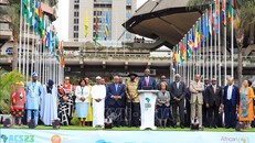 Tổng thống Kenya William Ruto (giữa, phía trước) cùng lãnh đạo các quốc gia trong cuộc họp báo bế mạc Hội nghị thượng đỉnh thượng đỉnh khí hậu châu Phi lần thứ nhất tại Nairobi, ngày 6/9/2023. Ảnh: AA/TTXVN